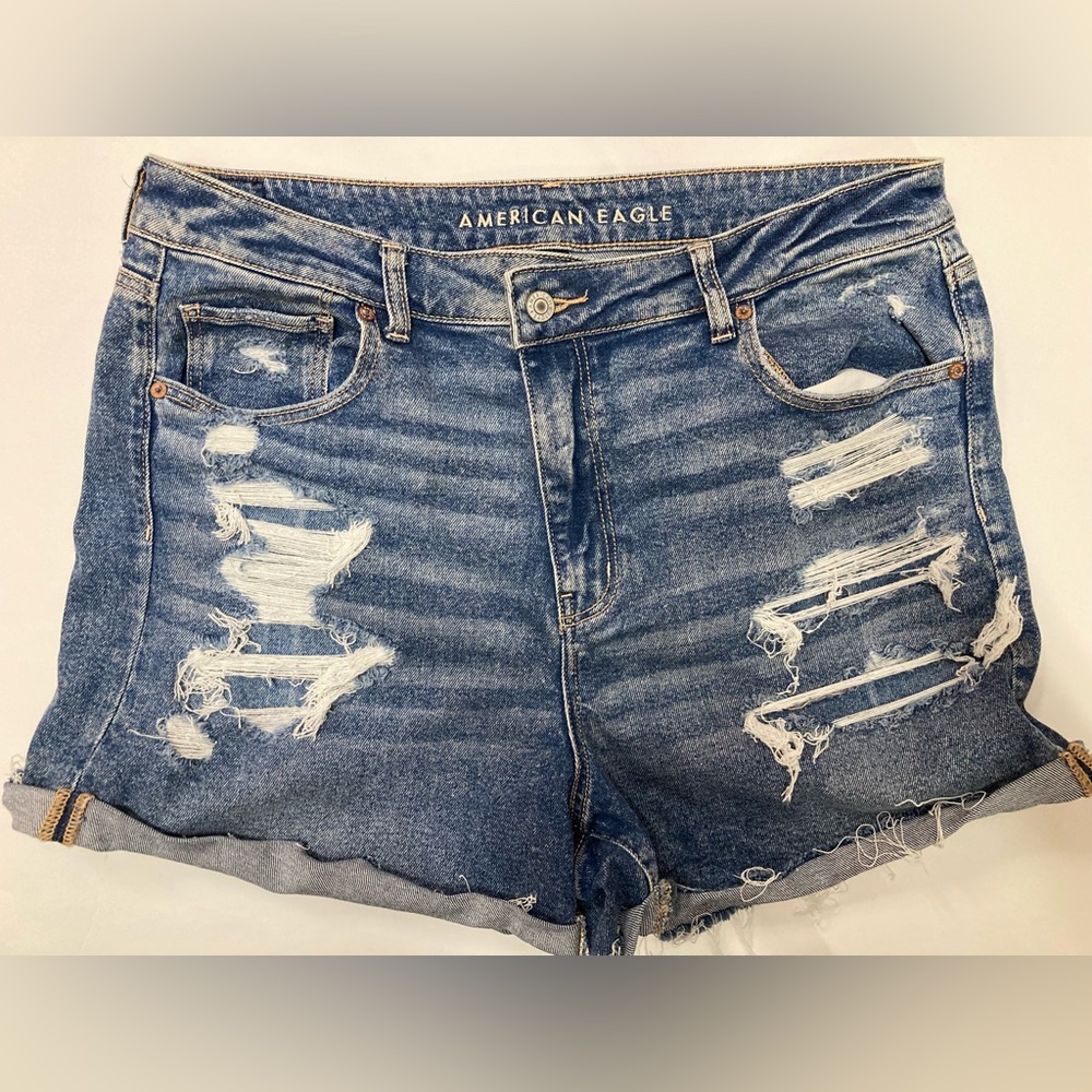 American Eagle distressed mom short size 16